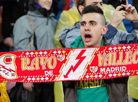 Nhìn lại chiến thắng “chấp người” của Real Madrid - 9 Một số hiếm hoi những CĐV của Rayo Vallecano trên thánh địa Bernabeu.