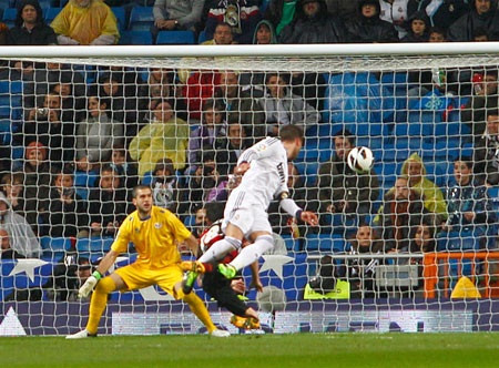 Nhìn lại chiến thắng “chấp người” của Real Madrid - 11 Cú đánh đầu đẹp mặt nâng tỉ số trận đấu lên 2-0 của Sergio Ramos sau quả đá phạt của Ozil.