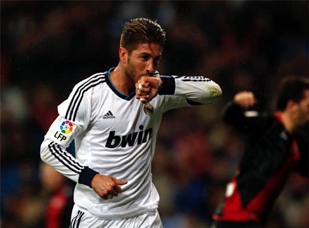 Nhìn lại chiến thắng “chấp người” của Real Madrid - 12 Cú đánh đầu đẹp mặt nâng tỉ số trận đấu lên 2-0 của Sergio Ramos sau quả đá phạt của Ozil.