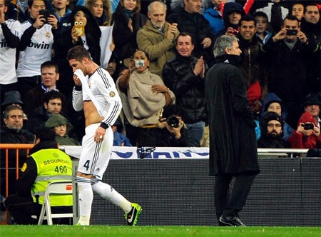 Nhìn lại chiến thắng “chấp người” của Real Madrid - 13 Tuy nhiên chỉ 6 phút sau khi ghi bàn, Ramos lại trở thành tội đồ khi bị truất quyền thi đấu.