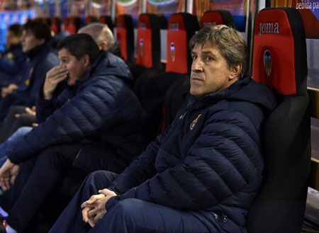 Chiếc ghế Jordi Roura đang ngồi tạm vào để thay Vilanova là quá lớn đối với ông