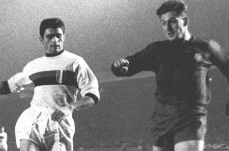 Những chuyến hành quân đến Nou Camp của AC Milan qua ảnh - 2 Sau khi để thua ngay trên sân nhà với tỉ số 2-0,