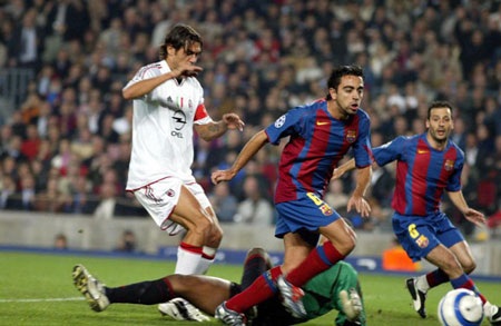 Những chuyến hành quân đến Nou Camp của AC Milan qua ảnh - 9 Sau khi để thua ngay trên sân nhà với tỉ số 2-0,
