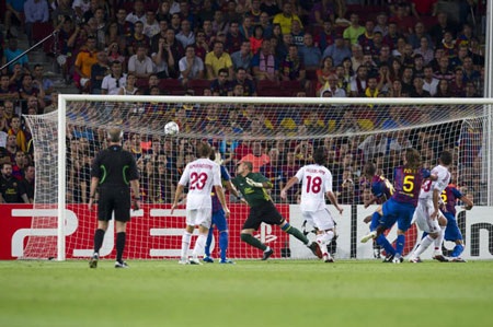 Pha đánh đầu dũng mãnh của Thiago Silva đem về cho AC Milan một trận hòa trên sân Nou Camp.