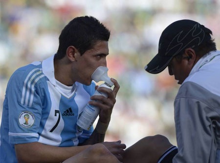 Di Maria chia sẻ về 90 phút hành xác tại La Paz - 1 Di Maria sử dụng bình oxy vì kiệt sức