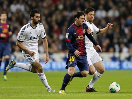 Alonso và Arbeloa đang bị cô lập vì những pha bóng “dằn mặt” Messi?