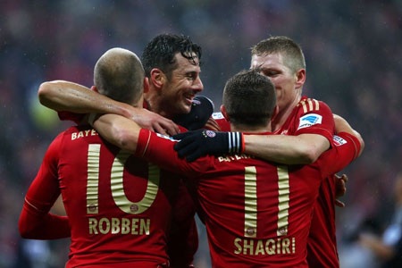 Chiêm ngưỡng lại thắng lợi “9 sao” của Bayern Munich - 6 Đội phó Schweinsteiger góp vui với bàn thắng nhân đôi cách biệt với một cú đánh đầu dũng mãnh.