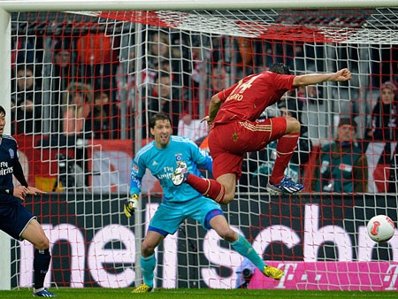 Hạ Hamburg 9-2, Bayern Munich tiến sát đến chức vô địch Bundesliga - 2 Pizarro có trận đấu để đời khi 4 lần sút tung lưới Hamburg