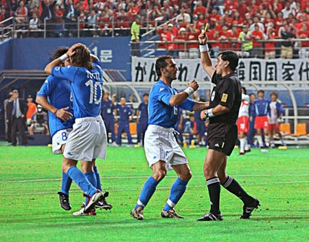 Francesco Totti: 20 năm một huyền thoại, một tình yêu bất diệt - 14 …nhưng xuyên qua cả không gian lẫn thời gian là một tình yêu bất diệt dành cho AS Roma.