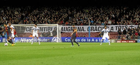 Các culé thể hiện sự phẩn nộ trên sân Nou Camp