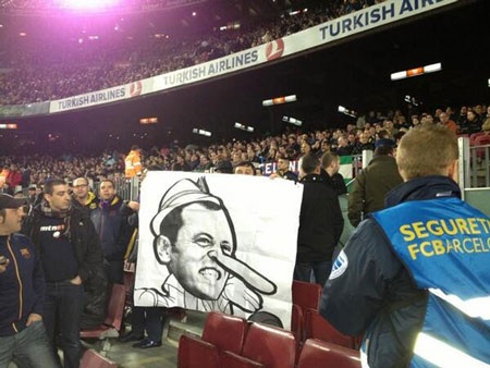 Các culé thể hiện sự phẩn nộ trên sân Nou Camp