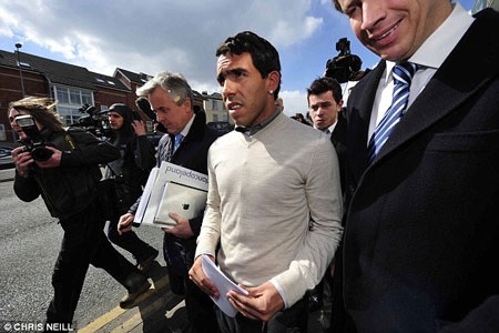 Lái xe trái phép, Tevez chịu hình phạt 250 giờ phục vụ cộng đồng - 1 Tevez xuất hiện tại phiên tòa
