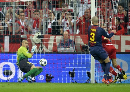 Những khoảnh khắc tiki-taka sụp đổ tại Allianz Arena - 10 Thomas Muller khai màn bữa tiệc bàn thắng đầy cảm xúc cho Bayern Munich.