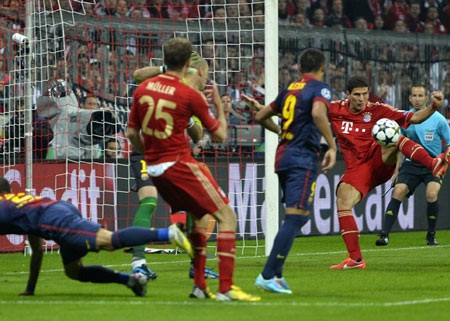 Những khoảnh khắc tiki-taka sụp đổ tại Allianz Arena - 11 Thomas Muller khai màn bữa tiệc bàn thắng đầy cảm xúc cho Bayern Munich.