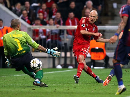 Những khoảnh khắc tiki-taka sụp đổ tại Allianz Arena - 15 Arjen Robben thực hiện cú đặt lòng khéo léo bằng chân trái sở trường hạ gục Valdes.