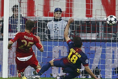 Những khoảnh khắc tiki-taka sụp đổ tại Allianz Arena - 17 Muller tung đòn kết liễu “gã khổng lồ xứ Catalonia”.