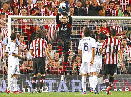 Cuộc chiến trong khung gỗ Real Madrid: Cơ hội nào cho Casillas? - 1 Lopez vẫn tỏ ra là chỗ dựa vững chãi trong khung gỗ Real Madrid