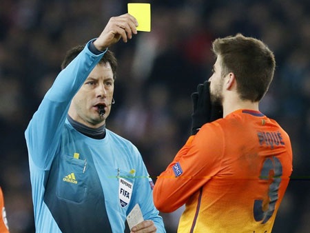 Barcelona phàn nàn với UEFA về công tác trọng tài - 1 Barcelona không hài lòng về những quyết định của trọng tài Stark