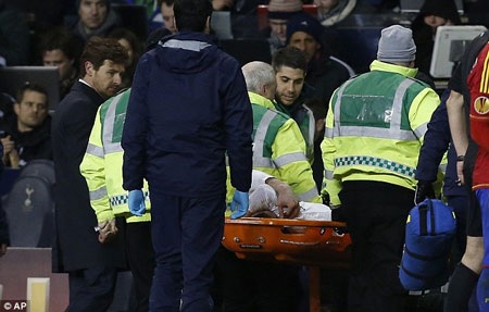 Tottenham méo mặt vì chấn thương của Bale - 5 Chấn thương khiến Bale không thể tiếp tục thi đấu và phải rời sân…theo phương song song mặt đất