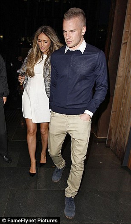 Dàn sao MU mở tiệc thâu đêm mừng chức vô địch - 5 Tài năng trẻ Tom Cleverley và bạn gái.