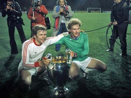 Bayern Munich qua những trận chung kết cúp châu Âu - 8 Udo Horsmann và tài năng trẻ sáng giá Karl-Heinz Rummenigge ăn mừng bên cạnh chức vô địch C
