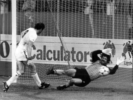 Bayern Munich qua những trận chung kết cúp châu Âu - 9 Udo Horsmann và tài năng trẻ sáng giá Karl-Heinz Rummenigge ăn mừng bên cạnh chức vô địch C