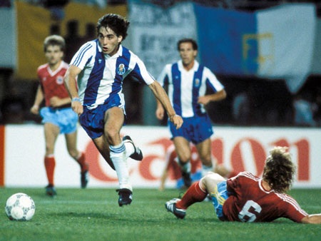 Bayern Munich qua những trận chung kết cúp châu Âu - 11 Udo Horsmann và tài năng trẻ sáng giá Karl-Heinz Rummenigge ăn mừng bên cạnh chức vô địch C