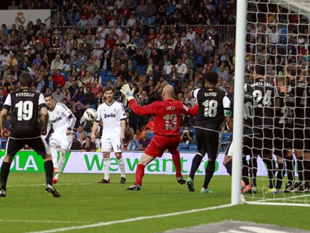 C.Ronaldo chạm mốc 200 bàn trong màu áo Real Madrid - 1 Pha lập công thứ 200 của C.Ronaldo trong màu áo Real Madrid