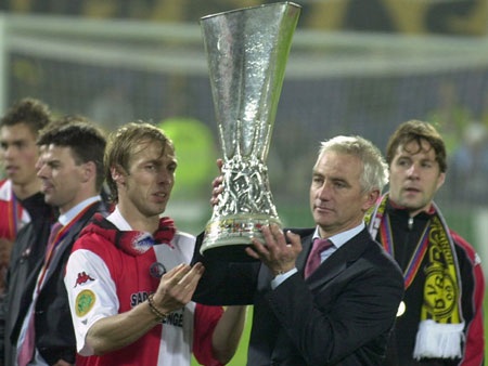 Những trận chung kết Cúp châu Âu của Dortmund - 14 Chuyên gia đá phạt Pierre van Hoojdonk ăn mừng chức vô địch UEFA Cup theo một cách rất độc đáo.