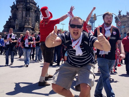 Những giây phút Barca thảm bại dưới tay Bayern ở Nou Camp - 1 Những CĐV Bayern Munich nhảy múa trước khi bước vào “bữa tiệc” tại Nou Camp.