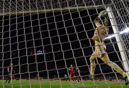 Những giây phút Barca thảm bại dưới tay Bayern ở Nou Camp - 10 Những quả treo bóng từ cánh phải của Alves thường bị hóa giải một cách khá dễ dàng.