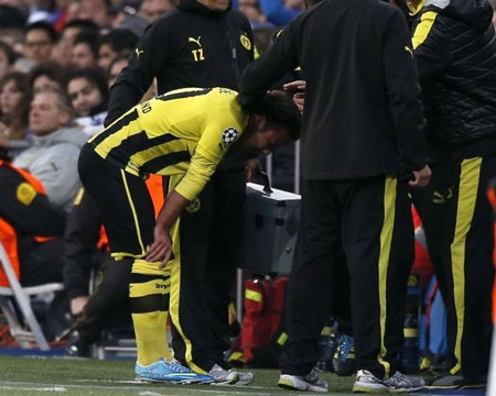 Nhìn lại cú lội ngược dòng bất thành của Real Madrid - 9 Dortmund gặp tổn thất lực lượng ngay từ sớm khi ngôi sao Gotze dính chấn thương và phải rời sân.