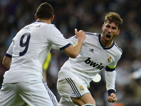 Nhìn lại cú lội ngược dòng bất thành của Real Madrid - 14 Ramos và Benzema, hai cái tên in dấu giày trong pha lập công thứ 2 của Real Madrid.