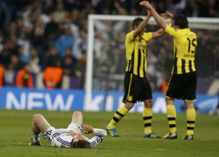 Nhìn lại cú lội ngược dòng bất thành của Real Madrid - 15 Tuy nhiên bàn thắng thứ 3 thì không bao giờ đến và các cầu thủ Real Madrid như đổ gục trên sân.