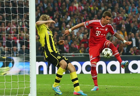 Những giây phút đầy cảm xúc đêm chung kết Champions League - 18 Mandzukic dễ dàng mở tỉ số trận đấu sau pha phối hợp đẹp mắt của bộ đôi