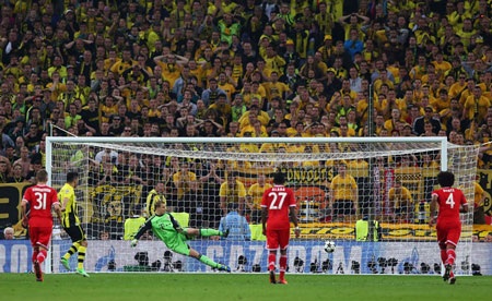 Những giây phút đầy cảm xúc đêm chung kết Champions League - 20 Tiền vệ gốc Thổ đánh lừa Neuer bằng một pha đặt lòng rất gọn gàng.