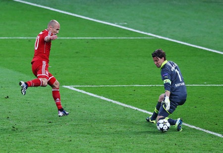 Những giây phút đầy cảm xúc đêm chung kết Champions League - 21 Nhưng một lần nữa Bayern Munich lại vượt lên khi hàng thủ Dortmund lại bị xé nát bởi cặp đôi