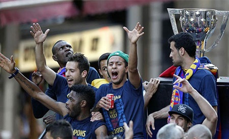 Barcelona ăn mừng chức vô địch La Liga thứ 22 trong lịch sử - 3 Buổi lễ ăn mừng chức vô địch của Barcelona kéo dài gần 3 tiếng đồng hồ.
