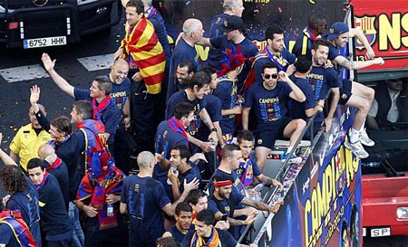 Barcelona ăn mừng chức vô địch La Liga thứ 22 trong lịch sử - 4 Buổi lễ ăn mừng chức vô địch của Barcelona kéo dài gần 3 tiếng đồng hồ.