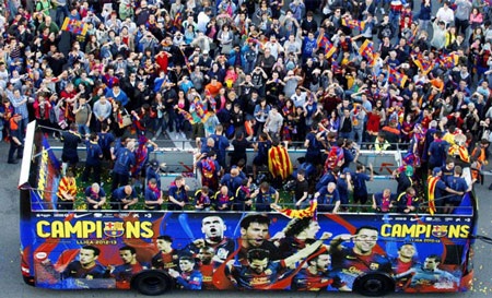 Barcelona ăn mừng chức vô địch La Liga thứ 22 trong lịch sử - 5 Buổi lễ ăn mừng chức vô địch của Barcelona kéo dài gần 3 tiếng đồng hồ.