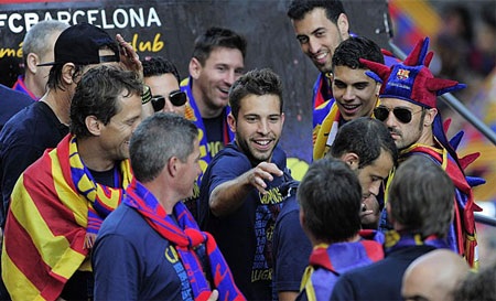 Barcelona ăn mừng chức vô địch La Liga thứ 22 trong lịch sử - 6 Jordi Alba liên tục bày ra những trò quậy phá, trêu chọc các đồng đội trên xe diễu hành.