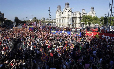 Barcelona ăn mừng chức vô địch La Liga thứ 22 trong lịch sử - 7 Jordi Alba liên tục bày ra những trò quậy phá, trêu chọc các đồng đội trên xe diễu hành.