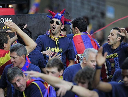 Barcelona ăn mừng chức vô địch La Liga thứ 22 trong lịch sử - 8 Jordi Alba liên tục bày ra những trò quậy phá, trêu chọc các đồng đội trên xe diễu hành.
