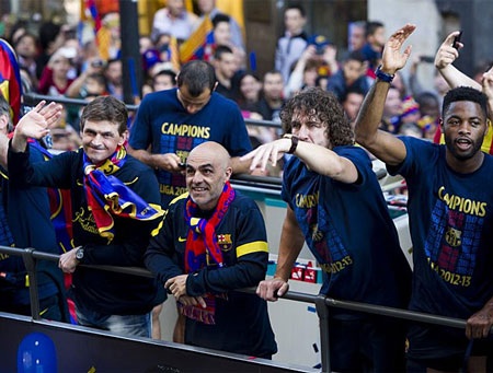 Barcelona ăn mừng chức vô địch La Liga thứ 22 trong lịch sử - 9 HLV Vilanova và thủ quân Carles Puyol chia vui cùng những người hâm mộ.