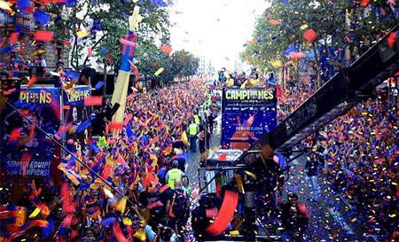 Barcelona ăn mừng chức vô địch La Liga thứ 22 trong lịch sử - 11 Quang cảnh náo nhiệt tại thành phố Barcelona.
