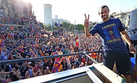 Barcelona ăn mừng chức vô địch La Liga thứ 22 trong lịch sử - 12 Quang cảnh náo nhiệt tại thành phố Barcelona.