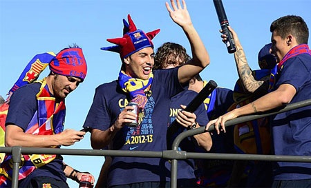 Barcelona ăn mừng chức vô địch La Liga thứ 22 trong lịch sử - 13 Quang cảnh náo nhiệt tại thành phố Barcelona.