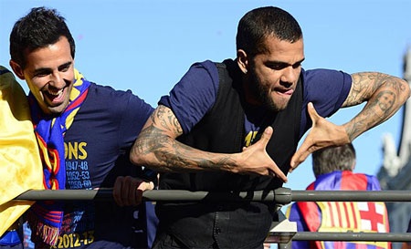 Barcelona ăn mừng chức vô địch La Liga thứ 22 trong lịch sử - 14 Dani Alves bày tỏ tình cảm với những người hâm mộ Barcelona.