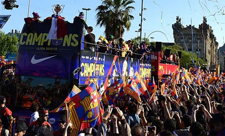 Barcelona ăn mừng chức vô địch La Liga thứ 22 trong lịch sử - 15 Dani Alves bày tỏ tình cảm với những người hâm mộ Barcelona.