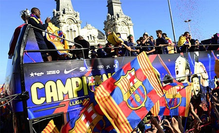 Barcelona ăn mừng chức vô địch La Liga thứ 22 trong lịch sử - 16 Dani Alves bày tỏ tình cảm với những người hâm mộ Barcelona.